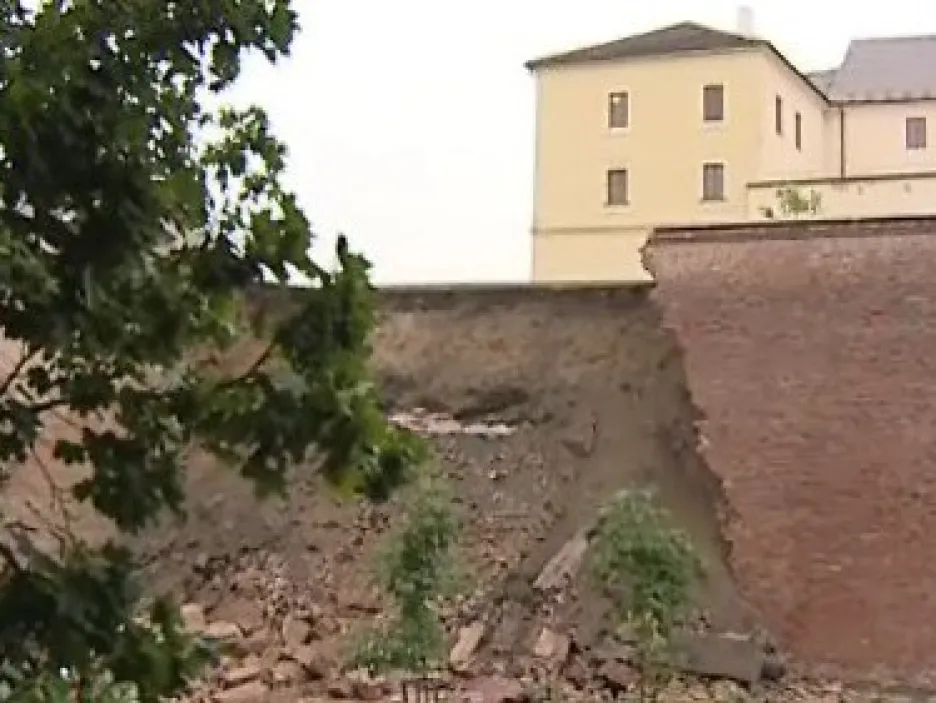 Na Špilberku spadla část hradeb