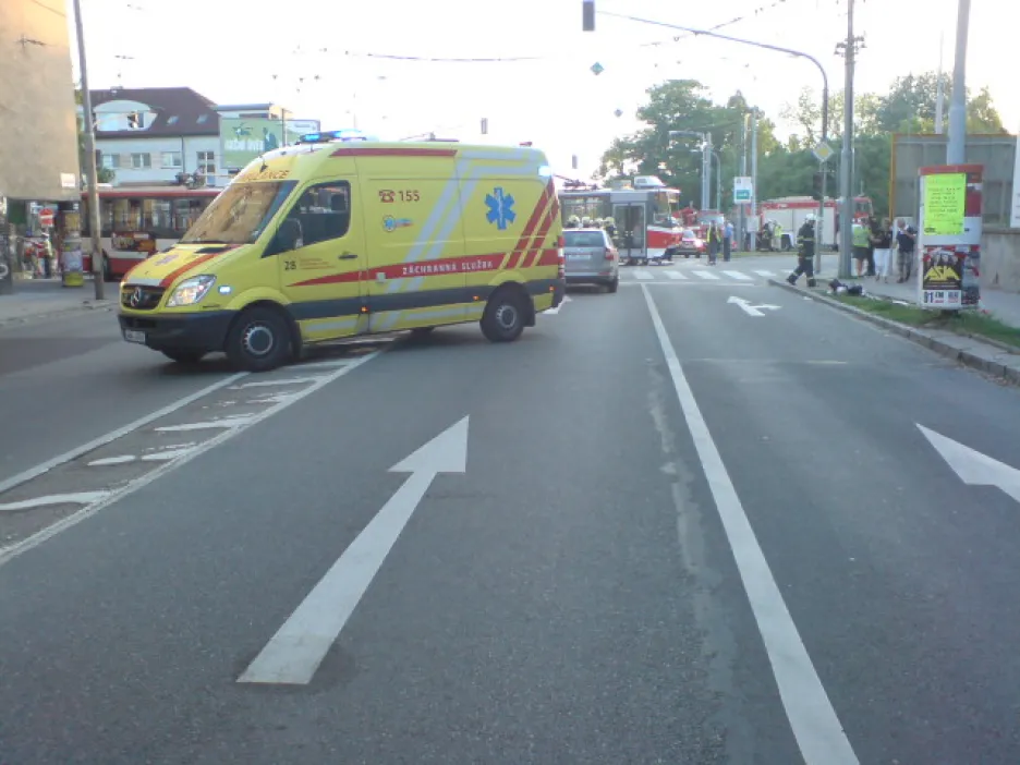 Nehoda tramvaje, trolejbusu a osobního auta v Provazníkově ulici
