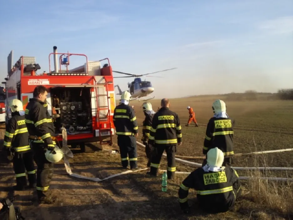 Rozsáhlý požár trávy u Židlochovic pomáhal hasit vrtulník