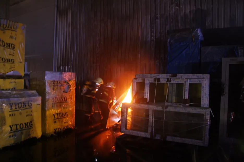 Požar skladovací haly se stavebními materiály ve Zlíně