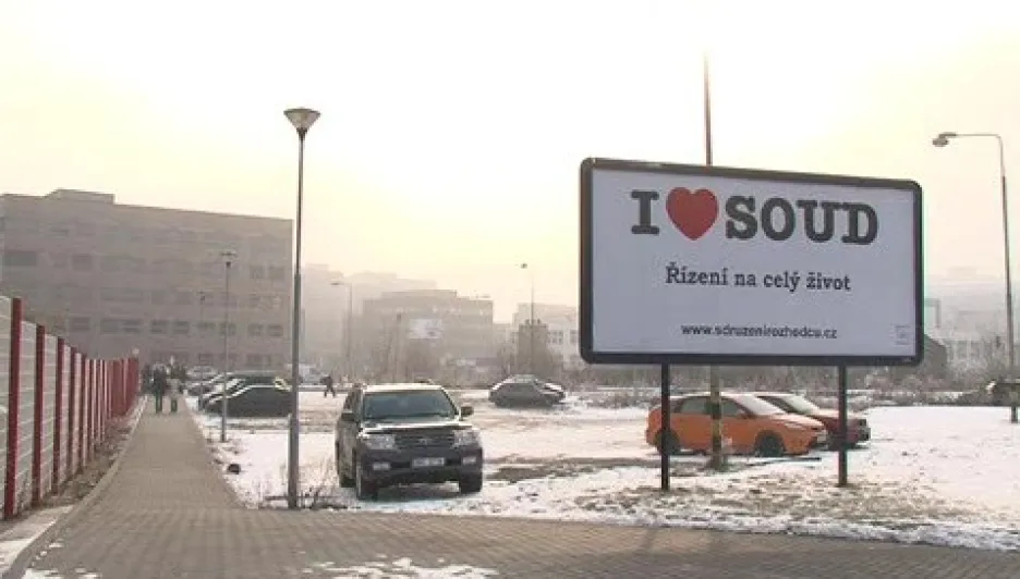Billboard před Justičním palácem v Brně