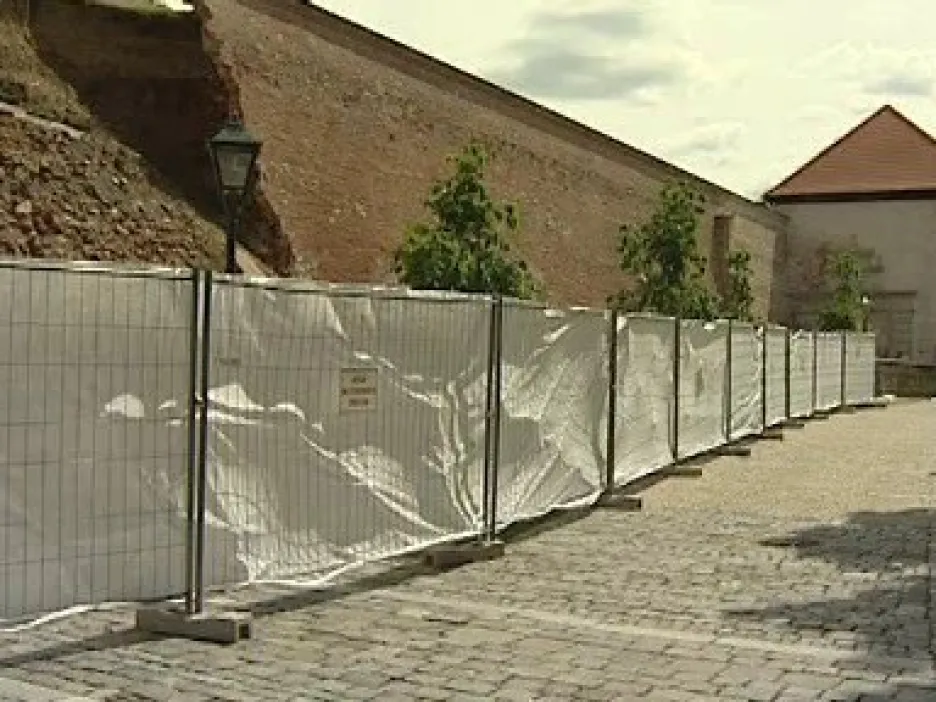 Okolí zřícené části hradeb na Špilberku