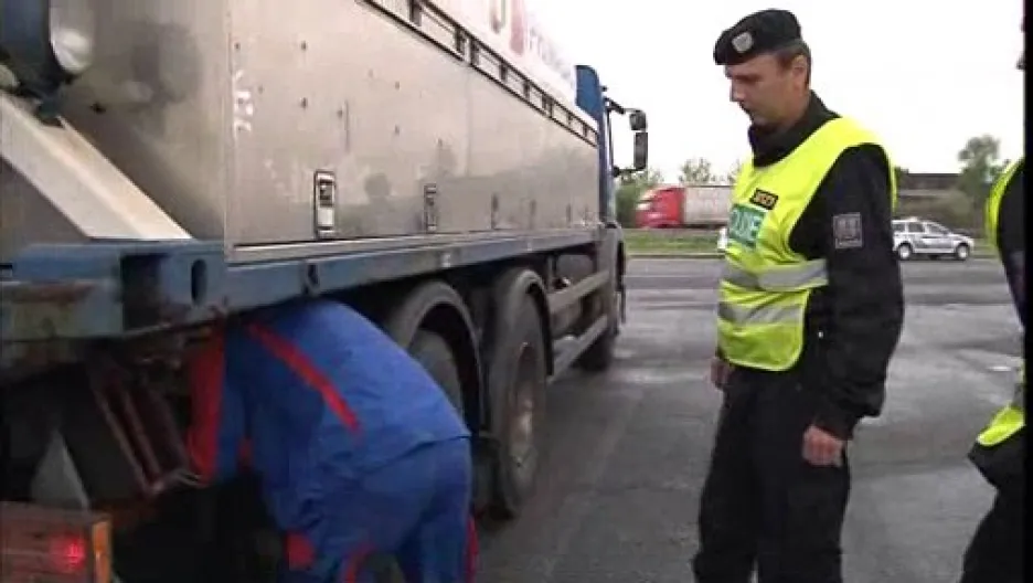Policisté kontrolují kamion