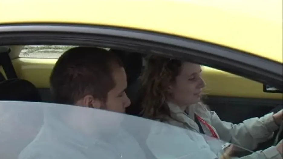 Nevidomí si vyzkoušeli jízdu autem na Masarykově okruhu