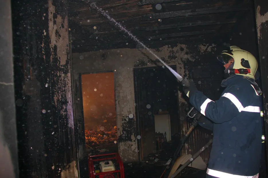 Hasiči likvidují požár domku v Uherském Ostrohu