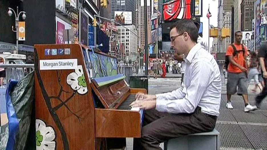 Klavíry v ulicích New Yorku