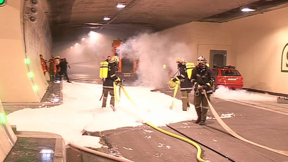 Simulovaná nehoda v tauernském tunelu