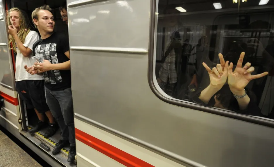 Účastníci happeningu v pražském metru