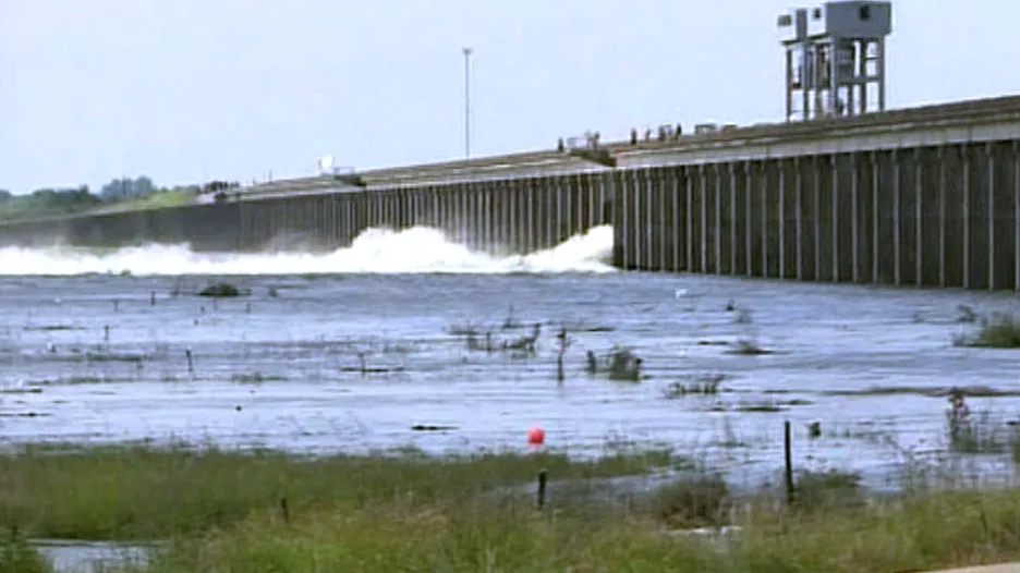 Otevření vrat protipovodňové hráze na Mississippi