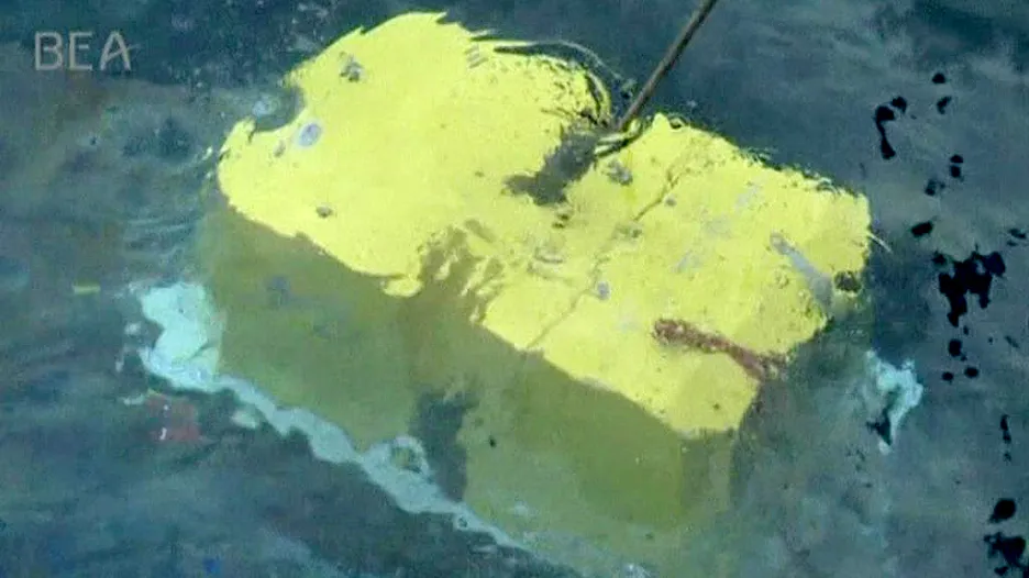 Potápěči vyzvedli ze dna oceánu dvě oběti letecké havárie