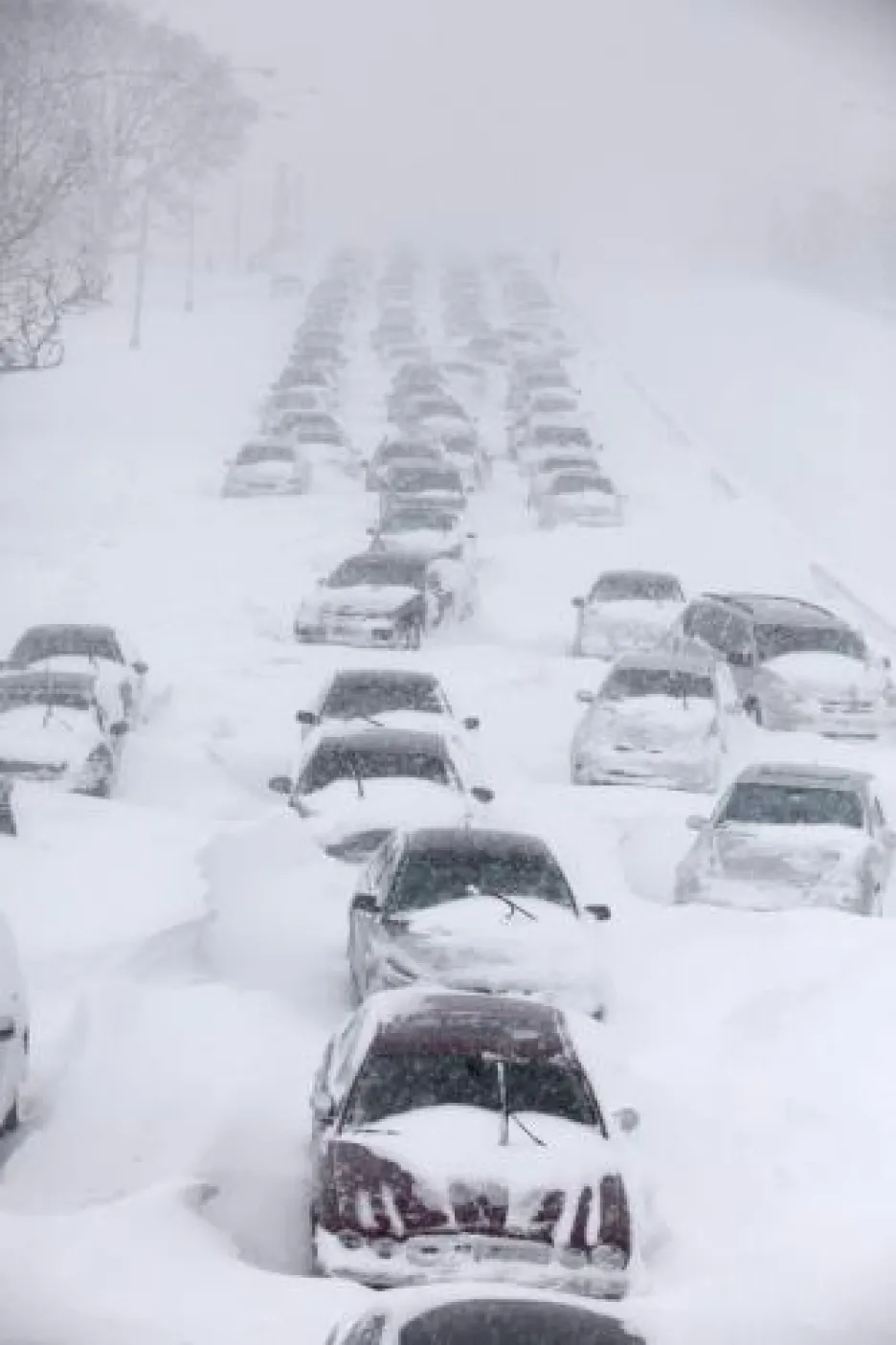 Sněhová bouře uvěznila auta na dálnici u Chicaga