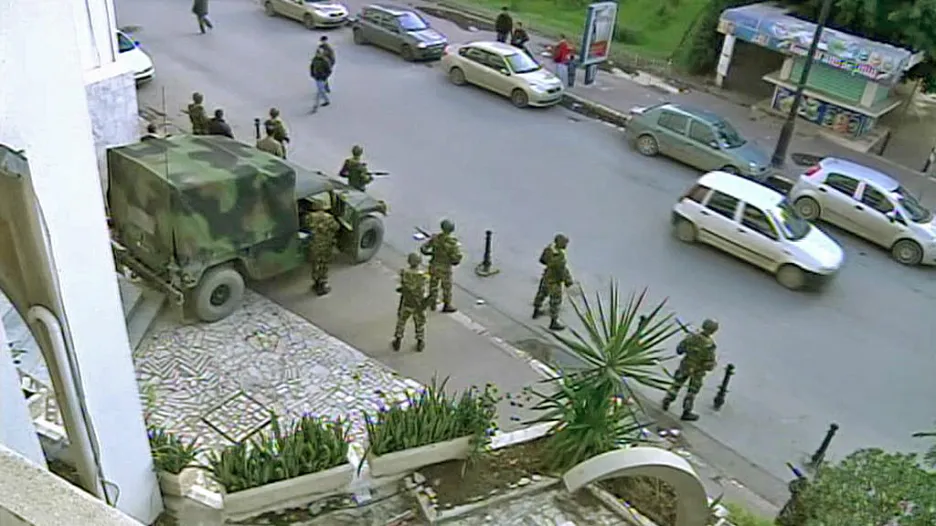 Vojáci v ulicích Tunisu