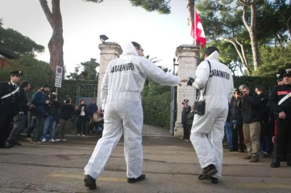 Italští Carabinieri před švýcarskou ambasádou