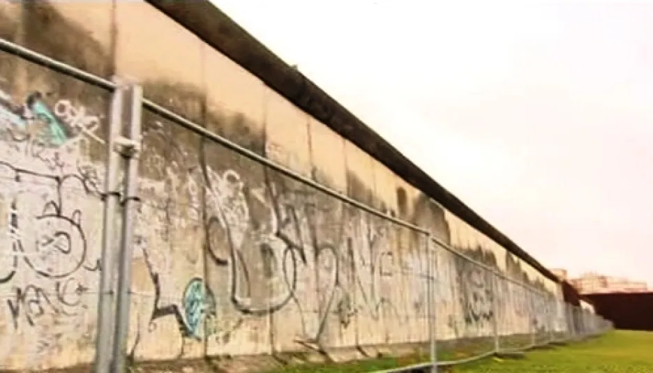 Část Berlínské zdi za ochranným plotem