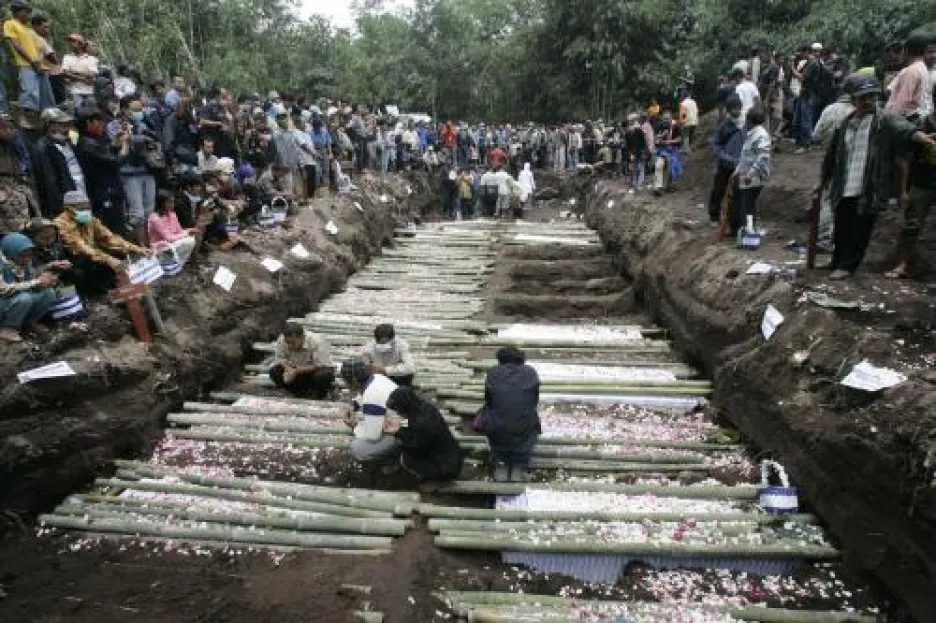 Pohřeb obětí erupce sopky Merapi
