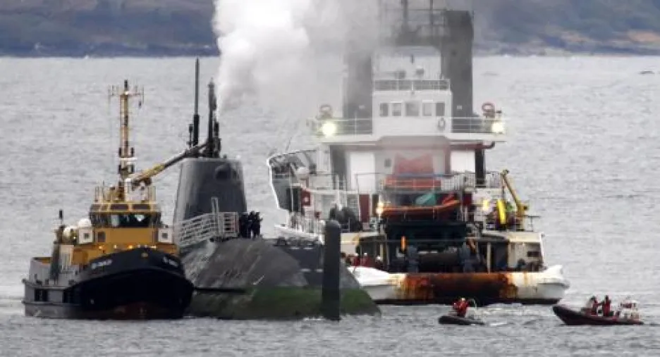 Vyprošťování uvízlé britské jaderné ponorky