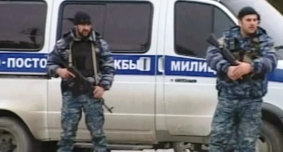 Policie před budovou čečenského parlamentu