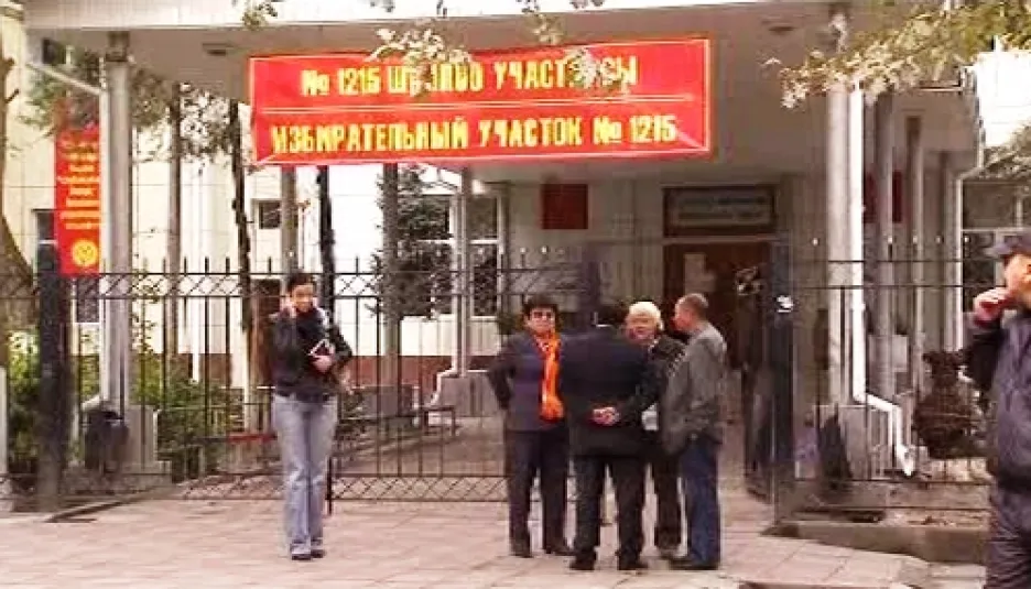 Volební místnost v Kyrgyzstánu