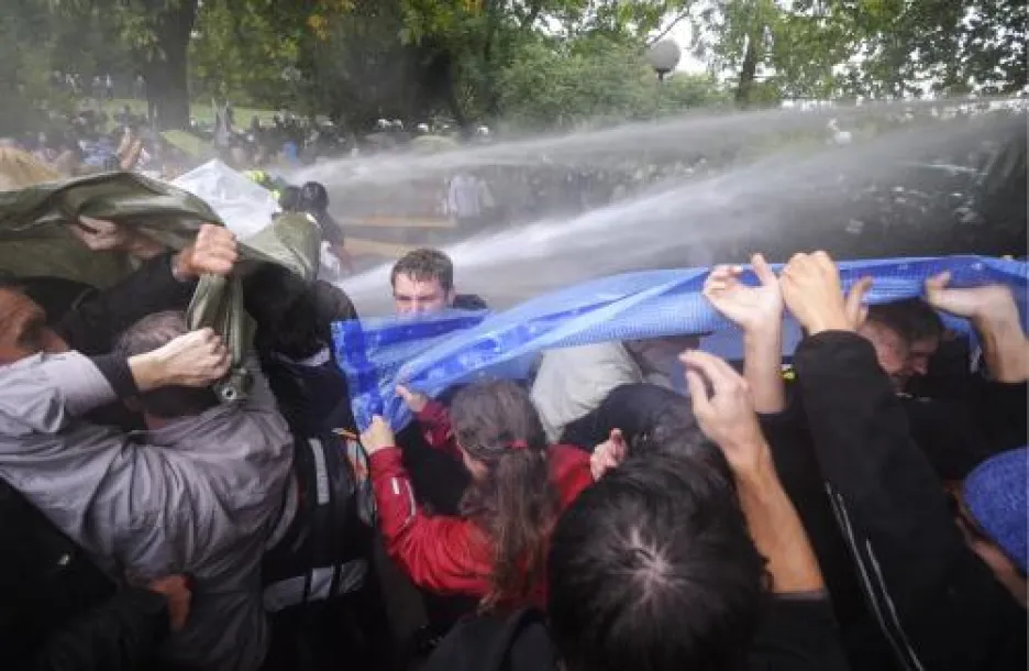 Německá policie použila proti demonstrantům vodní děla