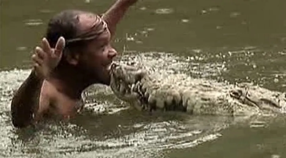 Rybář Čito si hraje s krokodýlem