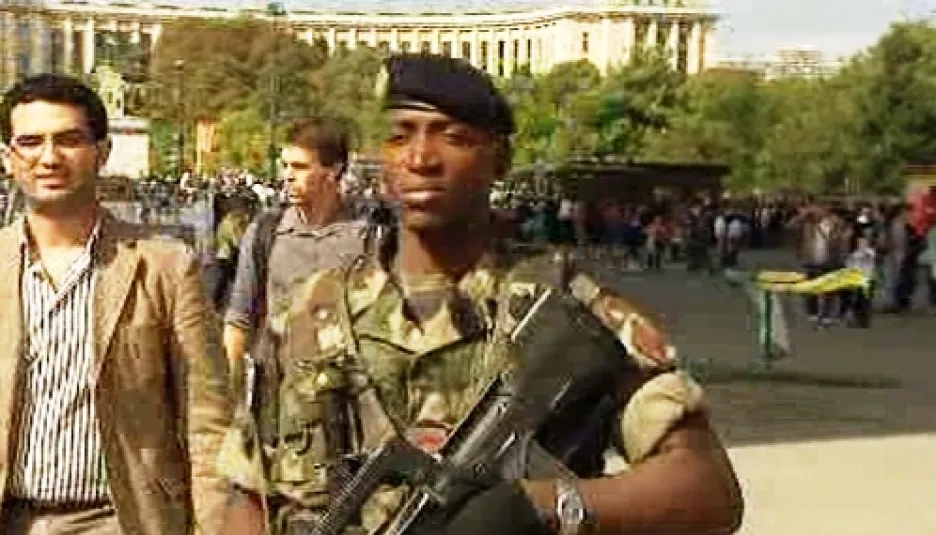 Francouzští vojáci hlídkují v centru Paříže