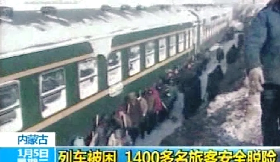 Čínský vlak uvízl v závěji