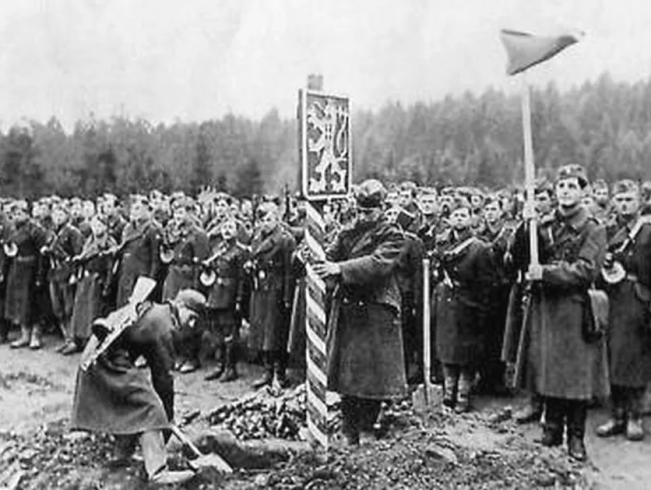 Českoslovenští vojáci pokládají hraniční pilíř