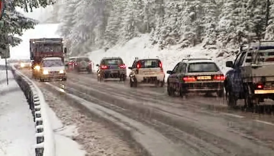 První sníh zkomplikoval život řidičům v Alpách
