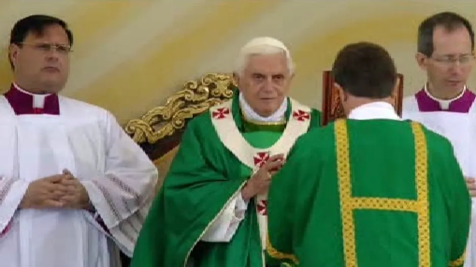 Papež Benedikt XVI. slouží mši v Brně