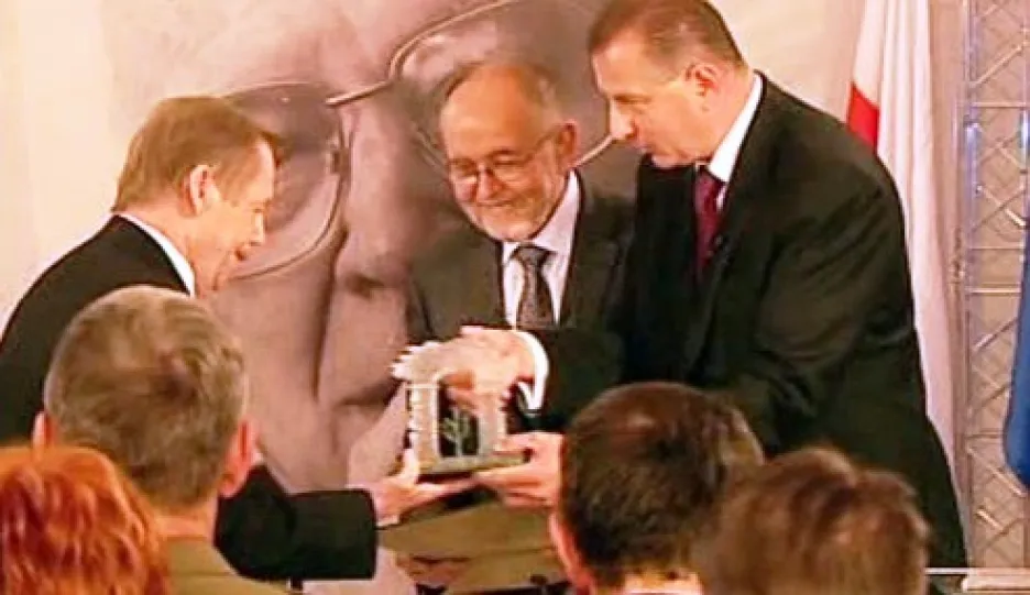Václav Havel přebírá cenu