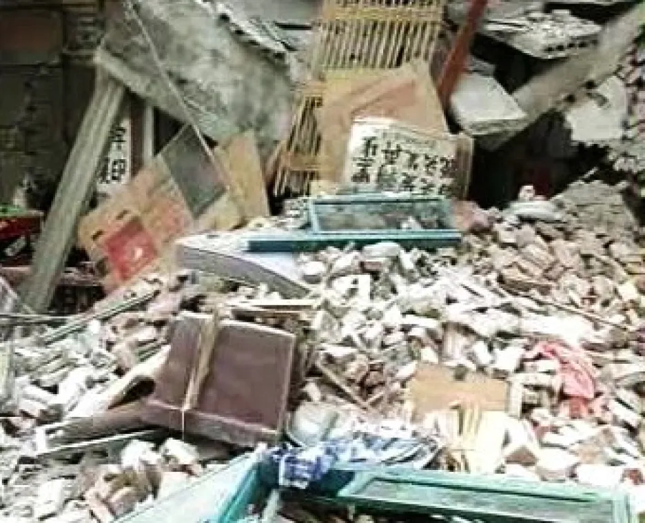 Zřícený dům po zemětřesení