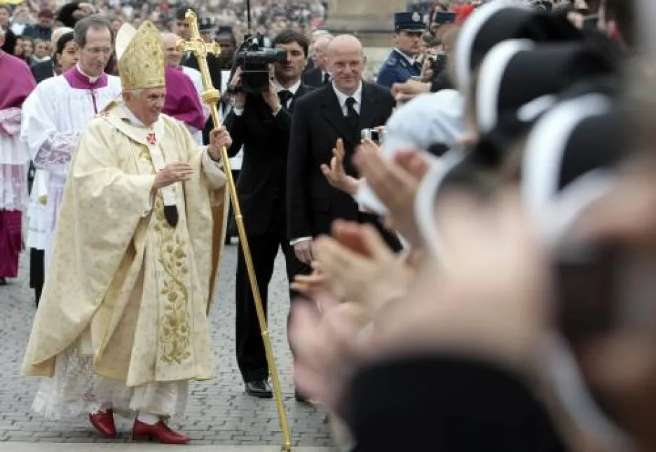 Papež se zdraví s věřícími