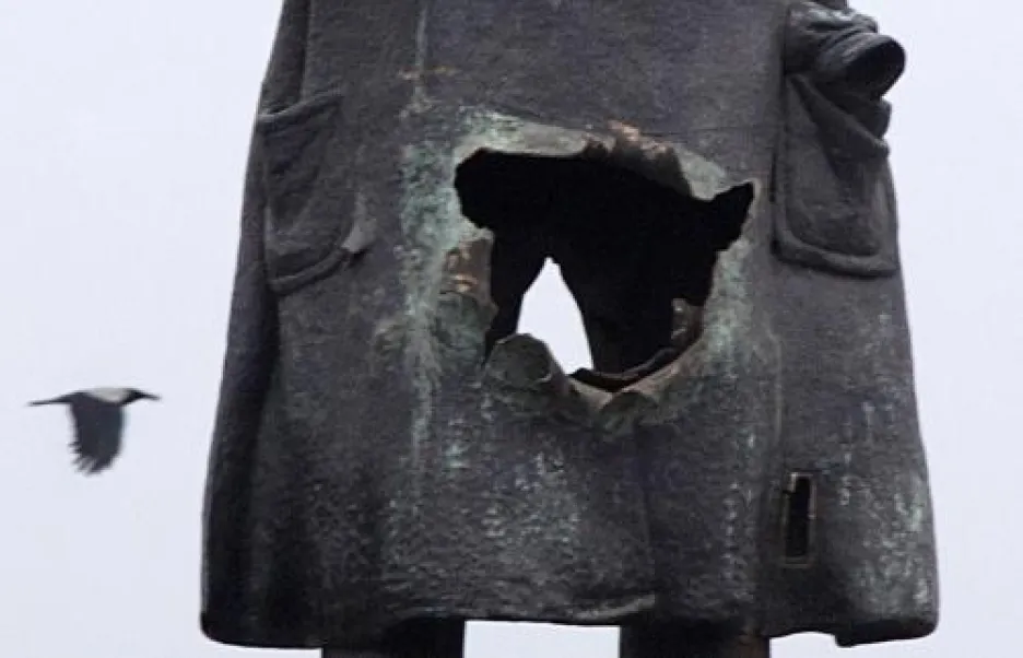 Leninova socha poškozená výbuchem