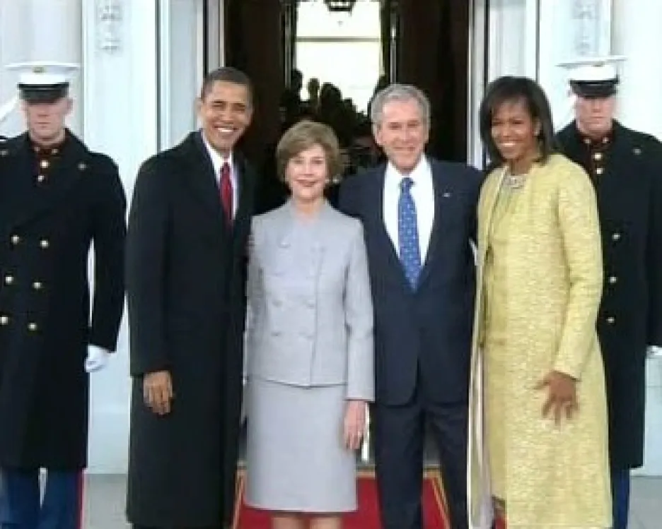 Obamovi a Bushovi před Bílým domem