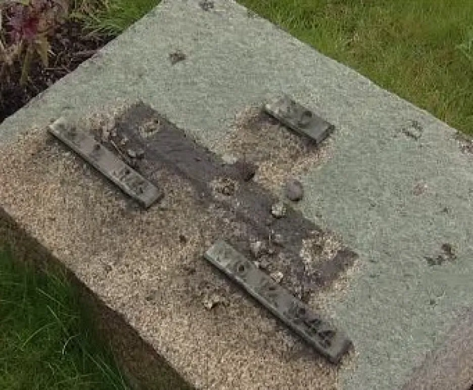 Poničený náhrobek v Terezíně