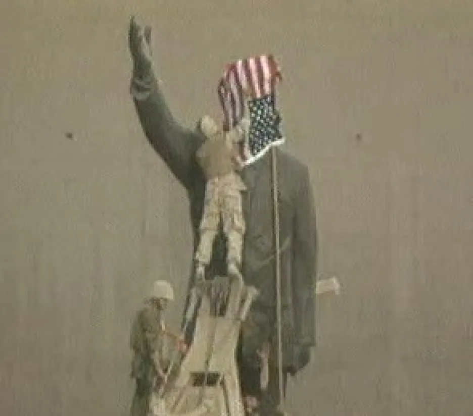 Američané u sochy Saddáma