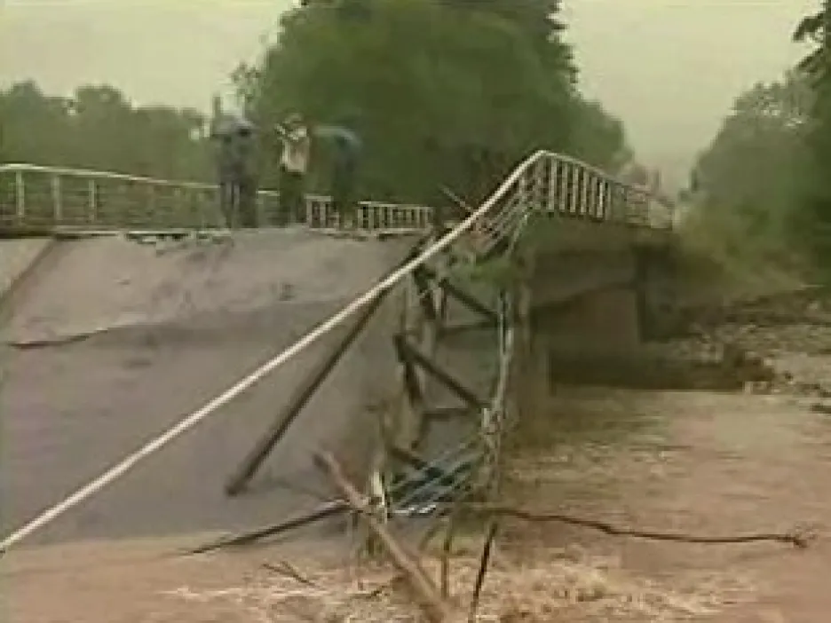 Most zničený rozvodněnou řekou