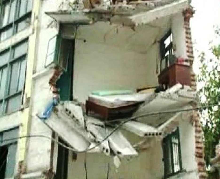 Rozbitý dům po zemětřesení