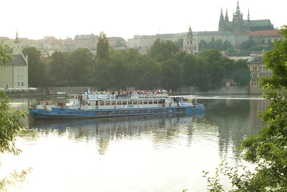Výletní loď na Vltavě