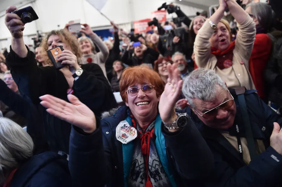 Příznivci hnutí Syriza oslavují po prvních odhadech výsledků voleb v Řecku