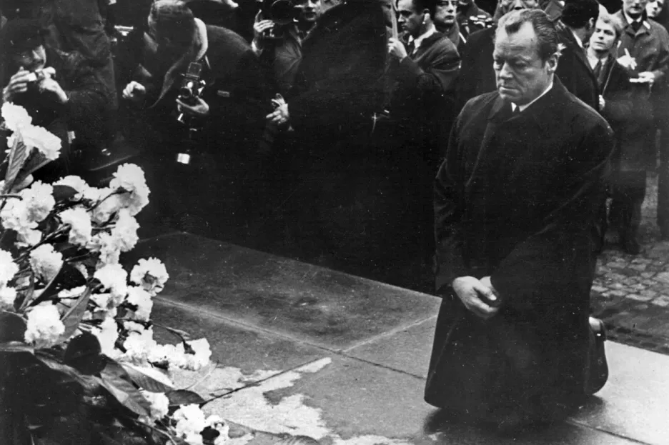 Willy Brandt poklekl před pomníkem obětem povstání ve varšavském ghettu