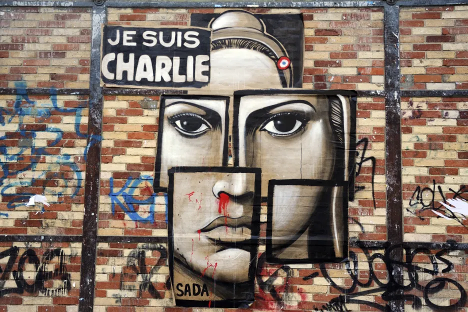 Graffiti v ulicích Paříže na téma Charlie Hebdo