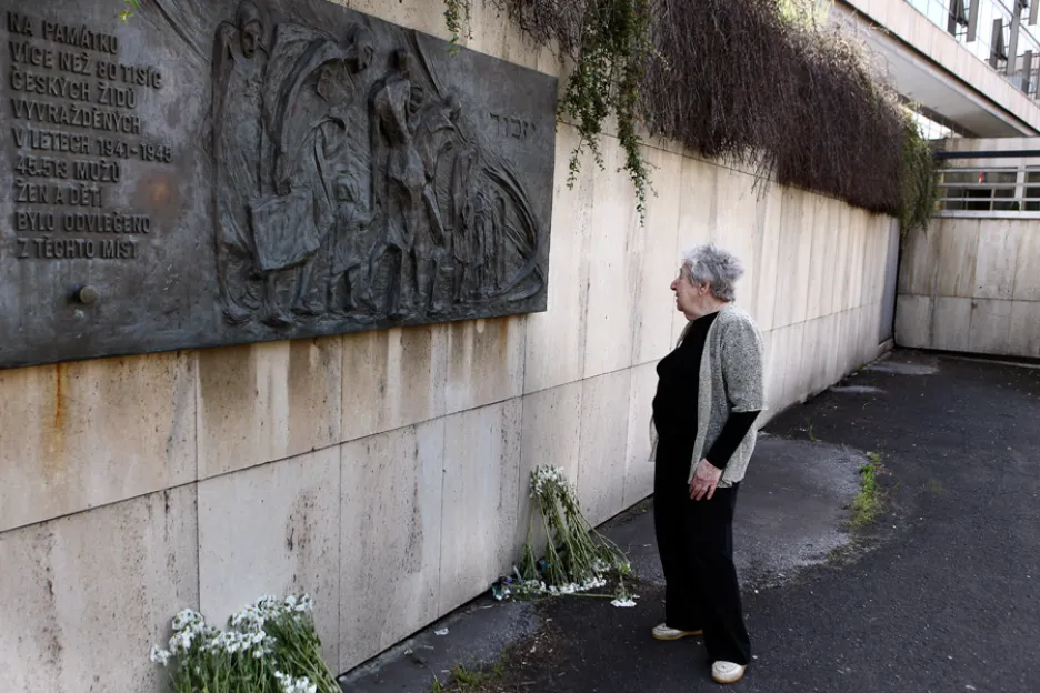 Pamětnice na židovské transporty smrti Helga Hošková