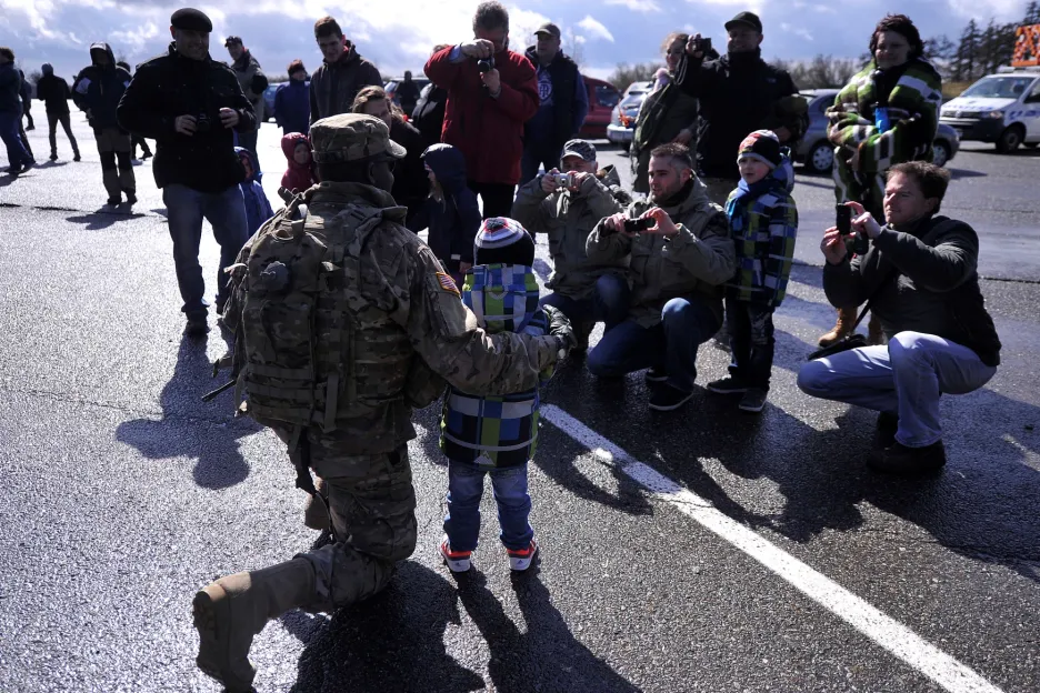 Lidé vítají americké vojáky na cestě do Prahy