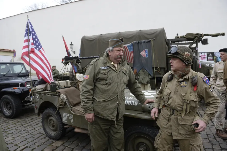 Historický konvoj amerických vojenských vozidel přijel do Prahy přivítat dragouny