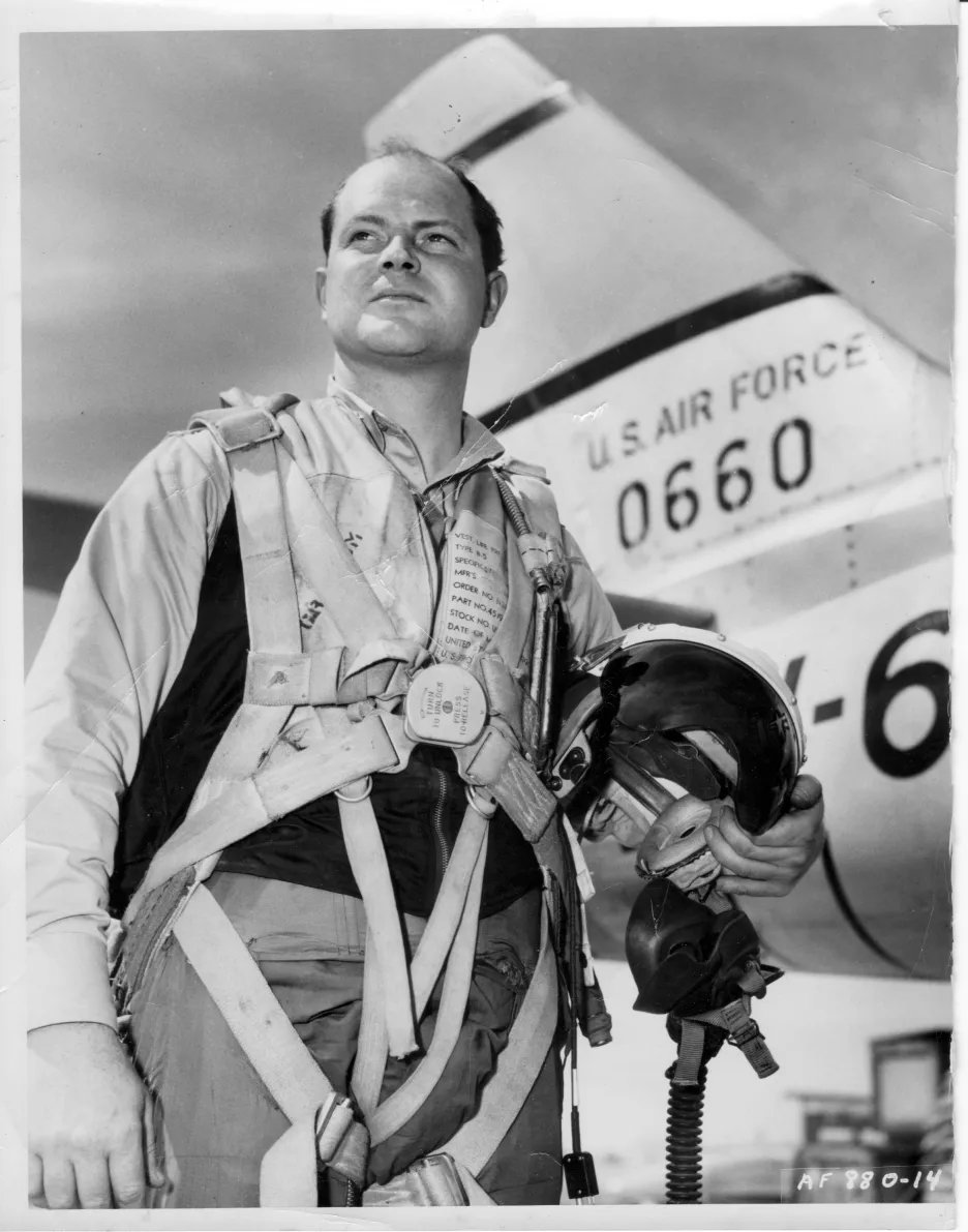 William B. Hoelscher u proudového letounu F-86 Sabre za služby v Koreji