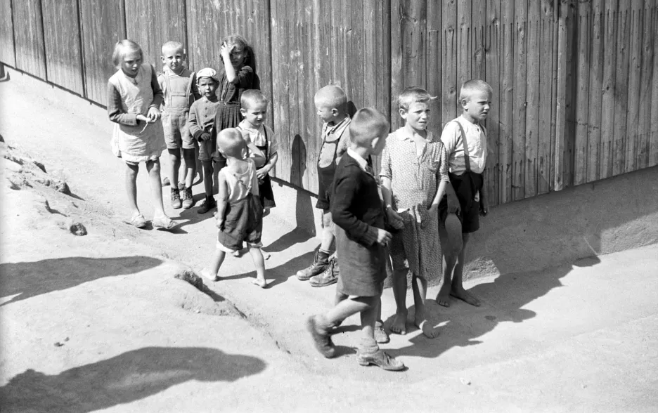 Kladenský sběrný tábor Němců v červenci 1945