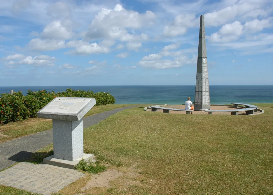 Památník 1. pěší divize nad pláží Omaha v Normandii