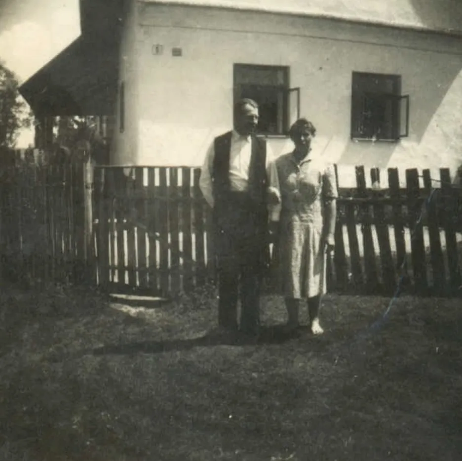Rodina Macháčkových před Pachnerovic domem