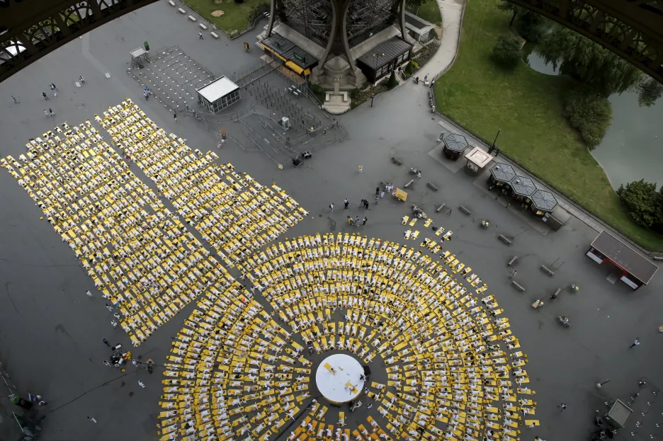 Mezinárodní den jógy slaví její vyznavači i pod Eiffelovkou